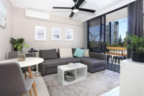 Modern 1-BR Retreat with Pool in Heart of the GC